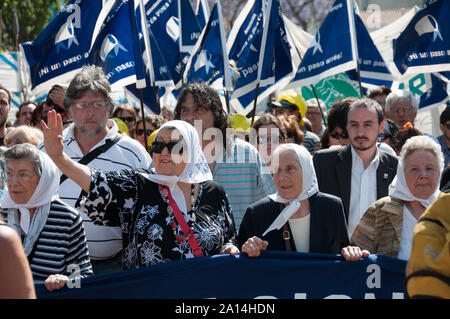 Buenos Aires, Argentine - 18 novembre 2010: Les mères de la Plaza de Mayo marchaient et tiennent une bannière sur la manifestation hebdomadaire de mars. Banque D'Images