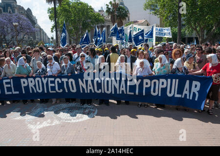 Buenos Aires, Argentine - 18 novembre 2010: Les mères de la Plaza de Mayo marchaient et tiennent une bannière sur la manifestation hebdomadaire de mars. Banque D'Images