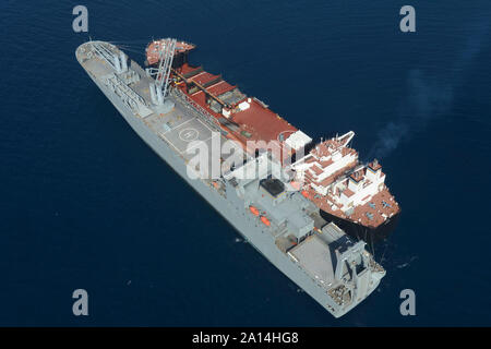 L'USNS Montford Point et d'un cargo USNS Bob Hope amarrée le long de l'autre. Banque D'Images