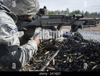 Les feux d'un aviateur Senior M240B machine gun. Banque D'Images