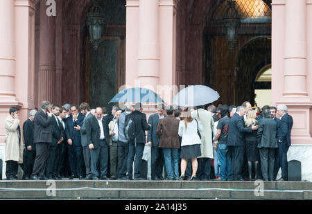 Buenos Aires, Argentine - le 29 octobre 2010 : décès de Nestor Kirchner en Argentine, les employés et les secrétaires de la maison du gouvernement. Banque D'Images