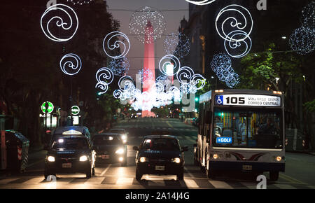 Buenos Aires, Argentine - 10 janvier 2016 : Le trafic sur les sreets de Buenos Aires Ville, Près de la Plaza de Mayo. Cette photo montre l'obélisque. Banque D'Images