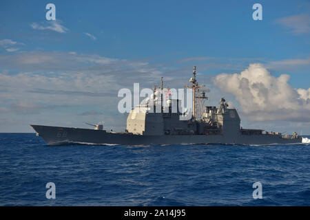 Le croiseur lance-missiles guidés USS Anzio transite l'océan Atlantique. Banque D'Images