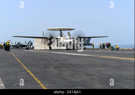 Un E-2D Hawkeye lance depuis la cabine de pilotage de l'USS Theodore Roosevelt. Banque D'Images