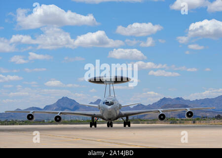 Un E-3 Sentry Les taxis sur la ligne de vol à la base aérienne Davis-Monthan Air Force Base, en Arizona. Banque D'Images