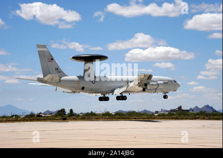 Un AWACS E-3 Sentry se prépare à atterrir à la base aérienne Davis-Monthan Air Force Base, en Arizona. Banque D'Images