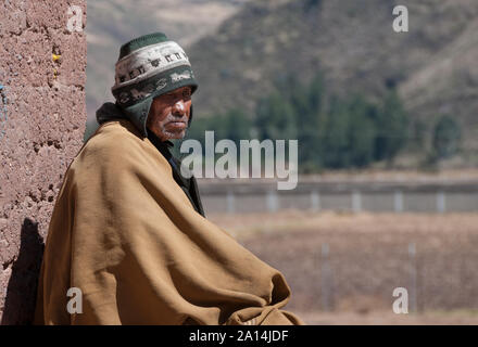 Pisac, Pérou - 11 août 2011 : un très vieil homme se reposer sur les rues de Pisac, un village touristique situé sur la Vallée Sacrée Banque D'Images