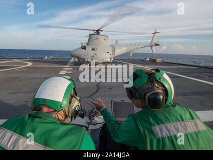 Les marins se préparent à lancer un MQ-8B Fire Scout avions sans pilote système. Banque D'Images