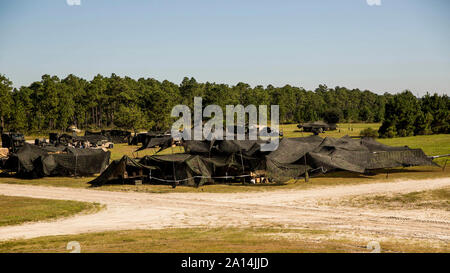 Les Marines américains et les marins mener un exercice sur le terrain au Camp Lejeune, Caroline du Nord. Banque D'Images