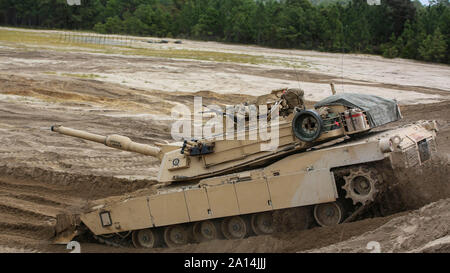 L'entraînement des marines d'un M1 Abrams tank sur un talus de terre. Banque D'Images