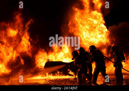 De sauvetage et de lutte contre les incendies d'aéronefs Marines éteindre un incendie de carburant. Banque D'Images