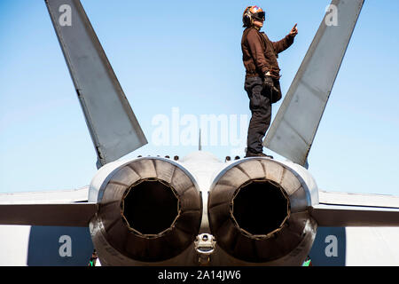 Airman effectue un contrôle d'exécution sur un F/A-18E Super Hornet. Banque D'Images