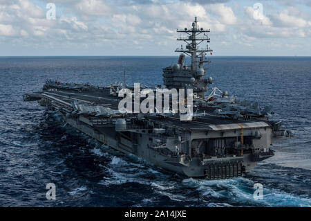 USS Ronald Reagan transits la mer des Philippines. Banque D'Images