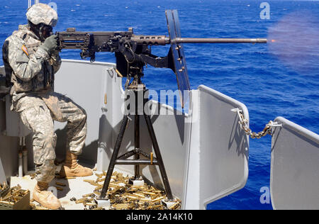 Soldat de l'armée américaine une M2 de calibre .50 La mitrailleuse. Banque D'Images