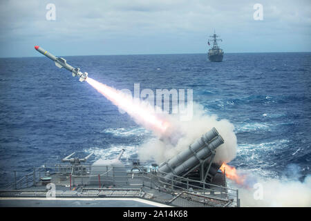 Un missile Harpoon est lancé de l'USS Shiloh. Banque D'Images