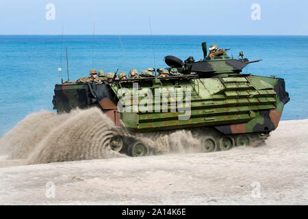 Un véhicule d'assaut amphibie à Luzon, Philippines. Banque D'Images