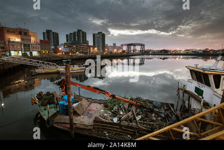 Buenos Aires, Argentine - 09 juillet 2011: Bateau de nettoyage stationné sur le riachuelo, une rivière qui marque la frontière entre la ville et la province Banque D'Images