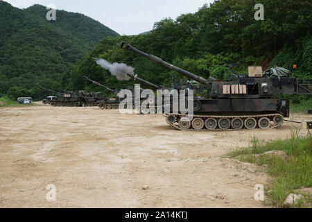 Une batterie de feu des soldats M109A6 Paladin obusiers autopropulsés. Banque D'Images