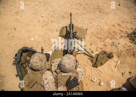 Les Marines américains à l'aide d'un des objectifs d'incendie M240B light machine gun. Banque D'Images