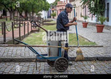 Colonia, Uruguay - 2 mars 2016 : l'Homme machine travaillant dans les rues de Colonia. Banque D'Images