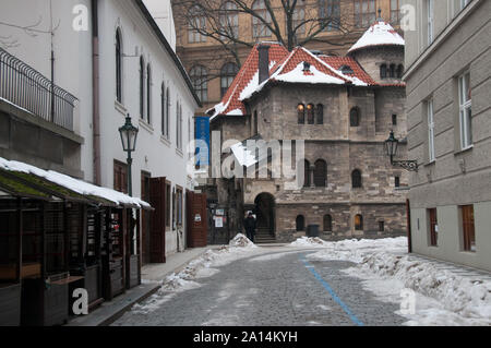 Prague, République tchèque - Le 21 janvier 2010 : l'avant de la synagogue et de garde en hiver. Banque D'Images