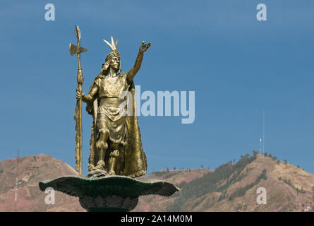 Cuzco, Pérou - 30 juillet 2011 : La statue principale sur la plaza de Armas de Cusco Banque D'Images