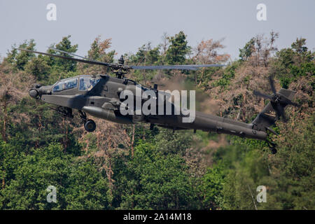 Une armée américaine AH-64E Guardian eployed à l'Europe pour l'opération Atlantic résoudre. Banque D'Images