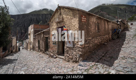 Iruya, l'Argentine - 06 mars 2017 : maison typique faite de pierres et d'adobe dans une ville à l'intérieur de la montagne. hiden Province de Salta. Banque D'Images
