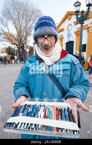 Buenos Aires, Argentine - 07 septembre 2011 : vendeur de rue de plumes dans les environs de Recoleta, pris en face de l'église et le cimetière. Banque D'Images