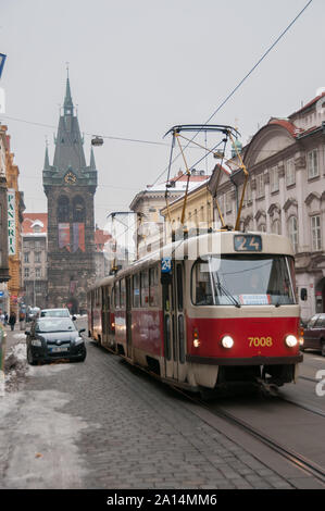 Prague, République tchèque - Le 22 janvier 2010 : le transport et la vie quotidienne dans les rues de Prague Banque D'Images