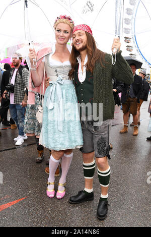 Munich, Allemagne. Sep 23, 2019. Riccardo Simonetti, artiste, et Franziska Knuppe, modèle, à la 'Wiesn-Bummel' à la fête. Credit : Tobias Hase/dpa/Alamy Live News Banque D'Images