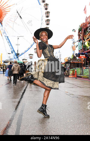 Munich, Allemagne. Sep 23, 2019. Nikeata Thompson, danseuse, au 'Wiesn-Bummel' à la fête. Credit : Tobias Hase/dpa/Alamy Live News Banque D'Images