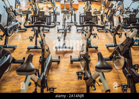 Spinning aérobic vélos d'une salle de gymnastique avec de nombreux d'affilée