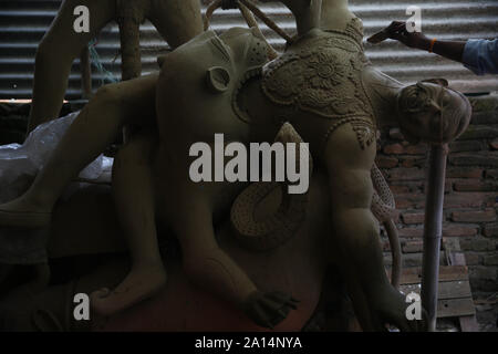 Kathmandu, Népal. Sep 24, 2019. Un artiste qui touche à une idole de la Déesse Durga pour le prochain festival de Dashain à Kathmandu, Népal, le mardi, 24 Septembre, 2019. Credit : Skanda Gautam/ZUMA/Alamy Fil Live News Banque D'Images