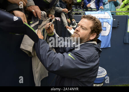 Seattle, WA, USA. 22 Sep, 2019. SEATTLE, WA - 22 SEPTEMBRE : Seattle Directeur général John Schneider, signe des autographes avant un match de football entre les NFL New Orleans Saints et les Seahawks de Seattle le 22 septembre 2019 à Century Link Stadium à Seattle, WA Crédit : Jeff Halstead/ZUMA/Alamy Fil Live News Banque D'Images