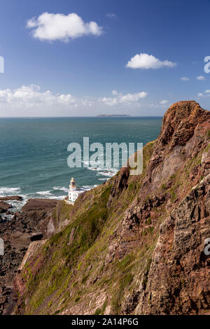 Phare à Hartland Point sur la côte Atlantique du nord du Devon Banque D'Images