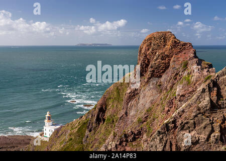 Phare à Hartland Point sur la côte Atlantique du nord du Devon Banque D'Images