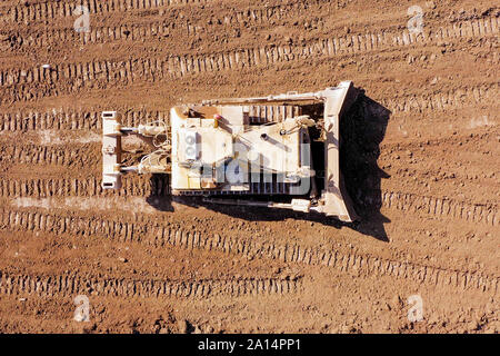 Bulldozer poussant grande quantité de sols frais, l'image aérienne. Banque D'Images