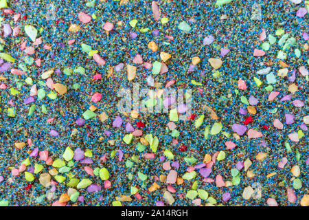 Vue de dessus de l'arrière-plan avec des petits cailloux multicolores. Cailloux multicolores pour décoration de jardin. Banque D'Images