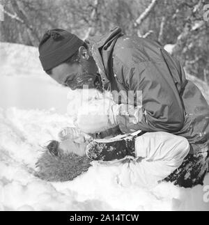 L'hiver dans les années 40. Acteur Nils Kihlberg, 1915-1965 est photographié ici avec son épouse Ann-Britt. Ils sont tous deux portant des vêtements d'hiver et joue dans la neige en riant. Suède 1943. Kristoffersson Ref D71-3 Banque D'Images