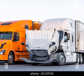 Bonnet blanc gros camion semi truck avec capot moteur ouvert pour inspection et réparation mobile possible debout sur le truck stop parking sur ligne avec ano Banque D'Images