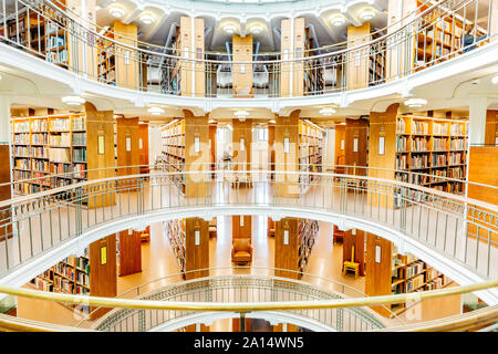 Helsinki Finlande - 19 septembre 2019 : Bibliothèque Nationale de Finlande. À l'intérieur du bâtiment avec des étagères et les tables d'étude. Photo de hauteur. Banque D'Images