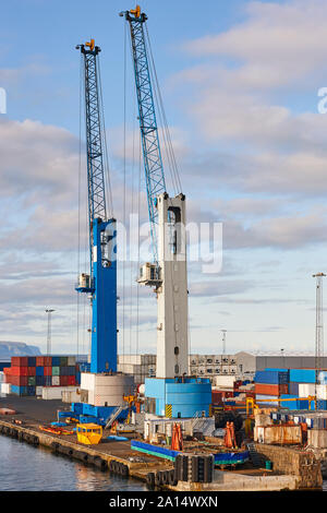 Comercial Harbour avec des grues et des conteneurs dans Nazaret, Banque D'Images