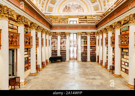 Helsinki Finlande - 19 septembre 2019 : Bibliothèque Nationale de Finlande. À l'intérieur du bâtiment avec des étagères et les tables d'étude. Photo de hauteur. Banque D'Images