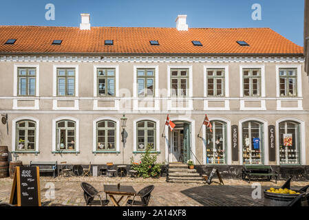 Un vieux magasin danois idyllique avec des chaises et tables sur le trottoir en Aeroskobing, Danemark, le 13 juillet 2019Le 13 juillet, 2019 Banque D'Images