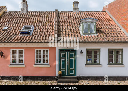 Deux maisons idyllique avec une belle porte sur une vieille rue avec cobblestone dans l'île d'Aero, le Danemark, le 13 juillet 2019 Banque D'Images