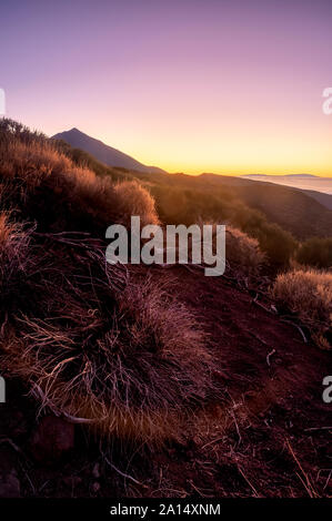 L'heure du coucher du soleil en montagne désertique aride vulcan avec couleurs et de sky et de haute montagne en arrière-plan - le changement climatique et l'effet chaleureux de droit Banque D'Images