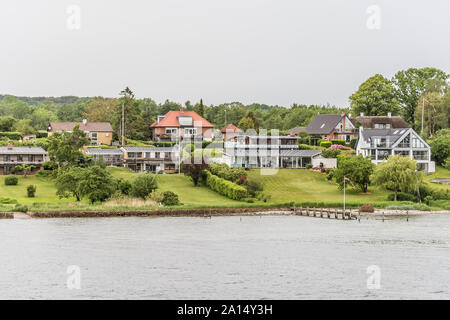 Maisons en bord de mer le long de la plage à l'entrée de Svendborg, Danemark, le 13 juillet 2019 Banque D'Images