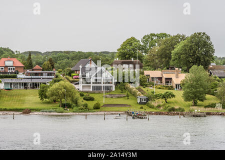 Maisons en bord de mer le long de la plage à l'entrée de Svendborg, Danemark, le 13 juillet 2019 Banque D'Images