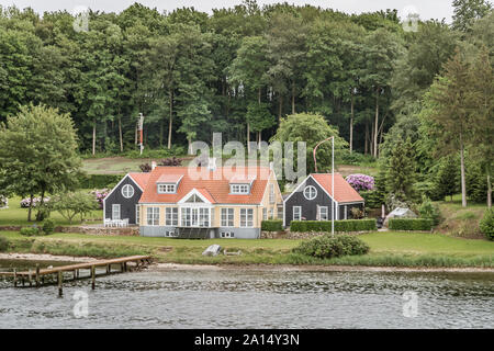 Maisons en bord de mer le long de la plage à l'entrée de Svendborg, Danemark, le 13 juillet 2019 Banque D'Images